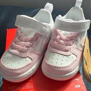 Nike Kids Sneakers in Pink and White